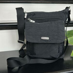 Baggallini like new crossbody shoulder handbag purse nylon travel clean no smoke